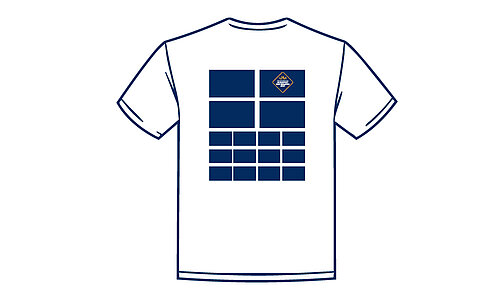 Shirt Werbung Musikverein Bad Waldsee Weißes T-Shirt mit einem dunkelblauen, rechteckigen Design auf dem Rücken, das aus mehreren rechteckigen Blöcken besteht. Oben rechts befindet sich ein kleines, quadratisches Logo mit Text und Symbolen.